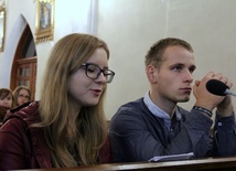 Izabela Starzyk i Marek Kądzielawa, animatorzy parafialnej grupy młodzieżowej, poprowadzili czuwanie