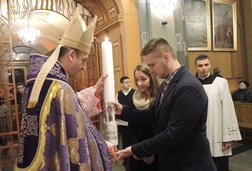 Bp Roman Pindel przewodniczył uroczystości wręczenia świec w Bielsku-Białej