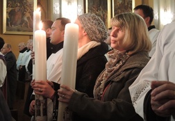 Trzymając świece w ręku, uczestnicy uroczystości odśpiewali "Rotę"