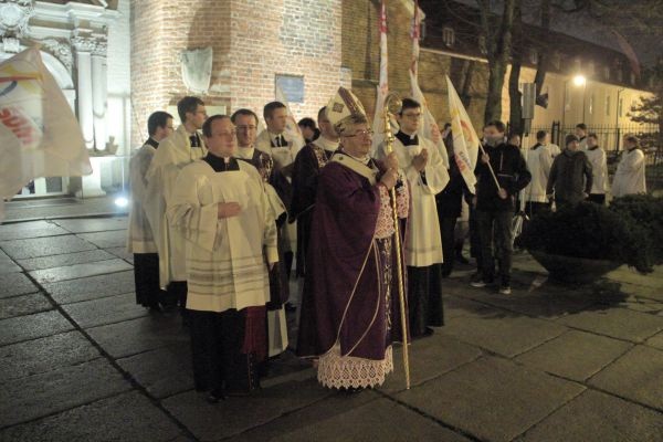 Powitanie symboli ŚDM i Eucharystia na rozpoczęcie Adwentu