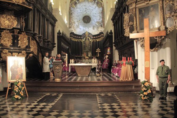 Powitanie symboli ŚDM i Eucharystia na rozpoczęcie Adwentu