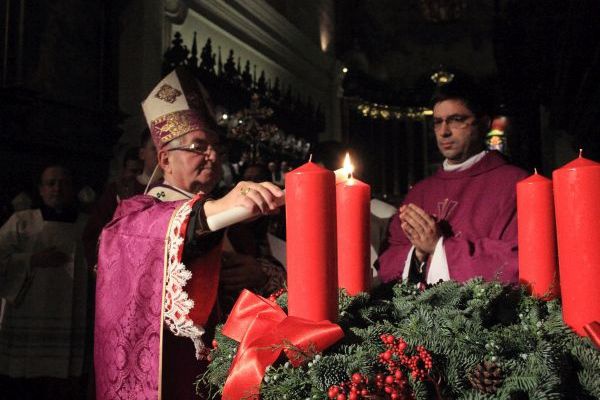 Powitanie symboli ŚDM i Eucharystia na rozpoczęcie Adwentu