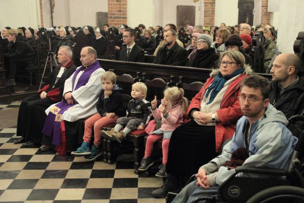 Powitanie symboli ŚDM i Eucharystia na rozpoczęcie Adwentu