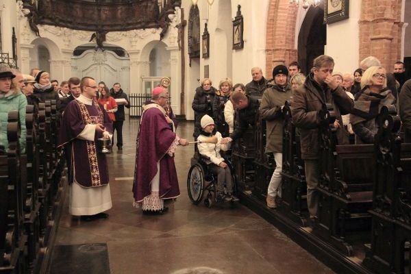 Powitanie symboli ŚDM i Eucharystia na rozpoczęcie Adwentu