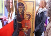 Od Niedzieli Palmowej 2003 r. peregrynującemu krzyżowi towarzyszy ikona Matki Bożej 