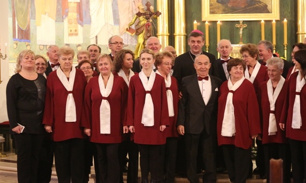 Bp Roman Pindel z chórzystami jubilatami
