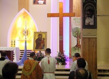 Na wspólnej modlitwie przed symbolami ŚDM zebrało się wielu młodych parafian