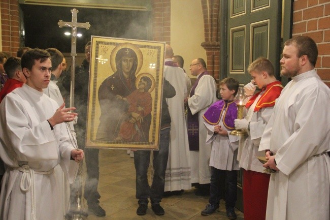 Symbole ŚDM w parafii NSJ w Gdańsku