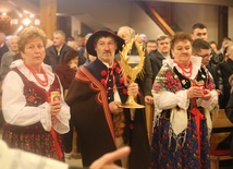 Relikwiarze wniosły do kościoła delegacje parafian w strojach regionalnych