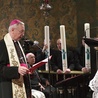 25.11.2015. Częstochowa. Przewodniczący Konferencji Episkopatu Polski  arcybiskup Stanisław Gądecki podczas przekazania biskupom jubileuszowych świec z okazji 1050. rocznicy Chrztu Polski na Jasnej Górze. 