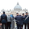 Bezpieczeństwa w Rzymie strzeże 2 tys. dodatkowych żołnierzy i policjantów. Zaostrzone kontrole prowadzone są przy wejściu do czterech jubileuszowych bazylik i na placu św. Piotra