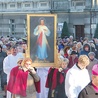 Powyżej: Mszę św. poprzedziła procesja z obrazem Jezusa Miłosiernego po ulicach Szprotawy