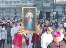 Powyżej: Mszę św. poprzedziła procesja z obrazem Jezusa Miłosiernego po ulicach Szprotawy