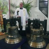 Ks. Marek Góra obok dwóch z czterech dzwonów dla kościoła z imionami świętych: „Faustyna”, „Józef”, „Marek”, „Krystyna i Ryszard” 