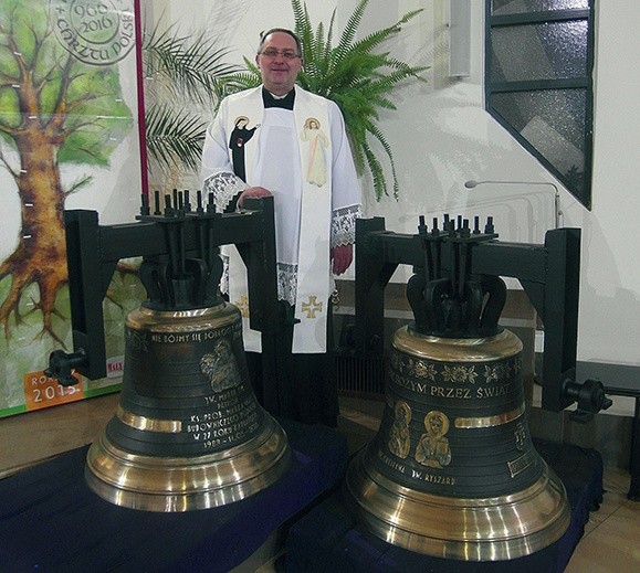 Ks. Marek Góra obok dwóch z czterech dzwonów dla kościoła z imionami świętych: „Faustyna”, „Józef”, „Marek”, „Krystyna i Ryszard” 