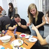  Wolontariuszki z liceum w Starym Bielsku podczas warsztatów przygotowanych przez siebie dla podopiecznych Środowiskowego Domu Samopomocy „Centrum”