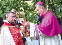 Ks. Zdzisław Grochal (na zdjęciu z bp. Romanem Pindlem) jako trzeci proboszcz w diecezji przyjmował znaki Bożego Miłosierdzia – obraz Jezusa Miłosiernego i relikwie Apostołów Miłosierdzia  