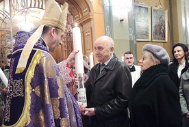  Biskup Roman Pindel wręcza świece jubileuszowe