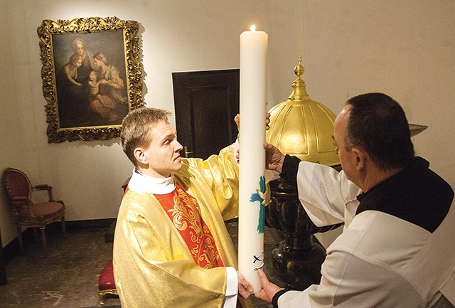 Po Mszy św., w baptysterium odnowionej kaplicy Chrztu Świętego, której centralne miejsce zajmuje zabytkowa chrzcielnica z 1631 r., umieszczono świecę jubileuszową 1050. rocznicy chrztu Polski