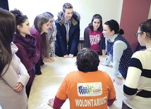  Wolontariusze w dniu skupienia podczas pracy w grupach warsztatowych