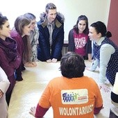  Wolontariusze w dniu skupienia podczas pracy w grupach warsztatowych