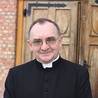  Ks. Romuald Zapadka podkreśla ogromną rolę pracy duszpasterskiej wikariuszy, którzy przez 25 lat posługiwali w parafii