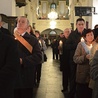  Podczas diecezjalnej inauguracji przedstawiciele dekanatów otrzymali zapalone świece jubileuszowe