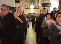  Podczas diecezjalnej inauguracji przedstawiciele dekanatów otrzymali zapalone świece jubileuszowe