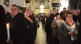  Podczas diecezjalnej inauguracji przedstawiciele dekanatów otrzymali zapalone świece jubileuszowe