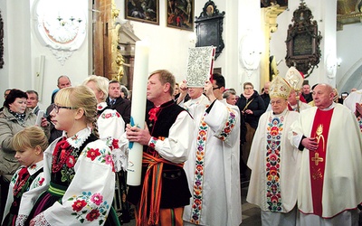 Wprowadzenie świecy jubileuszowej do bazyliki katedralnej w Łowiczu