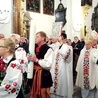 Wprowadzenie świecy jubileuszowej do bazyliki katedralnej w Łowiczu