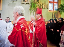Biskup Piotr Libera z parafianami Lubowidza i siostrami sercankami dziękował za nową błogosławioną  matkę Klarę Szczęsną