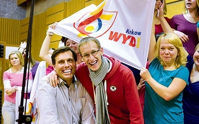  W środku od lewej: Štěpán Policer, dyrygent SBM, oraz Filip Frodl, autor aranżacji czeskiej wersji hymnu