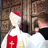 Brama Wiary i Miłosierdzia. Bp Piotr Libera 14 października 2012 r., inaugurując Rok Wiary i synod, otworzył Drzwi Płockie – Porta Fidei. Kilka dni po zakończeniu synodu, 9 grudnia, te same drzwi katedry płockiej zostaną otwarte na rozpoczęcie Roku Świętego jako Brama Miłosierdzia