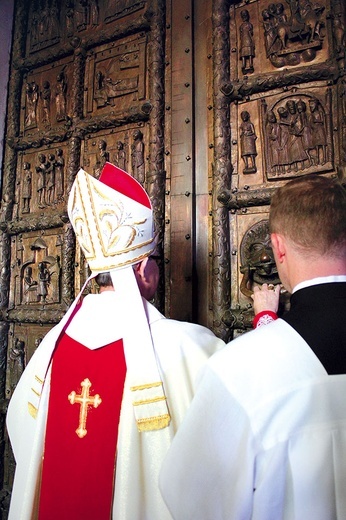 Brama Wiary i Miłosierdzia. Bp Piotr Libera 14 października 2012 r., inaugurując Rok Wiary i synod, otworzył Drzwi Płockie – Porta Fidei. Kilka dni po zakończeniu synodu, 9 grudnia, te same drzwi katedry płockiej zostaną otwarte na rozpoczęcie Roku Świętego jako Brama Miłosierdzia