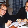  Sir Roger Penrose, wybitna postać świata nauki (z lewej), i fizyk Krzysztof Meissner, który wspiera czerwińską wspólnotę salezjańską, kiedy tylko może