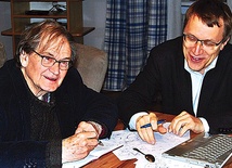  Sir Roger Penrose, wybitna postać świata nauki (z lewej), i fizyk Krzysztof Meissner, który wspiera czerwińską wspólnotę salezjańską, kiedy tylko może