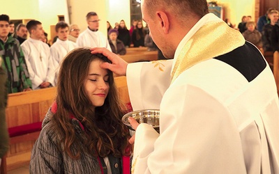  Po odnowieniu przyrzeczeń chrzcielnych kapłani wykonali znak krzyża na czołach wszystkich wiernych obecnych w kościele