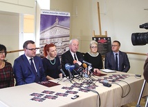  Z dziennikarzami spotkali się m.in. (od lewej): Magdalena Lasota (komisja kultury), prezydent Radomia Radosław Witkowski, dyrektor Renata Metzger, wiceprezydent Karol Semik, Grażyna Schabowska (dyrektor MOK „Amfiteatr”), Sebastian Równy (dyrektor Wydziału Kultury UM)