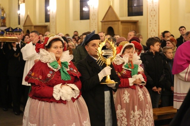 Przedstawiciele Asysty Żywieckiej wnieśli relikwie św. Jana Pawła II