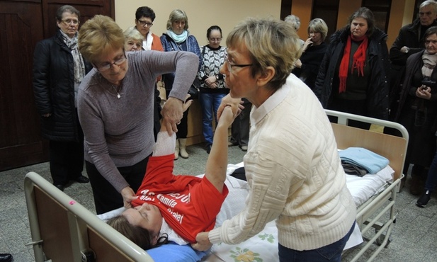 Wolontariuszki Józefa Staroń i Barbara Garus pokazywały jak opiekować się obłożnie chorym