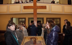 Symbole ŚDM zostały wniesione do kościoła Chrystusa Króla przez młodzież
