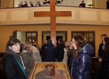 Symbole ŚDM zostały wniesione do kościoła Chrystusa Króla przez młodzież