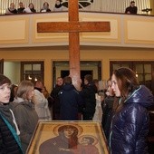 Symbole ŚDM zostały wniesione do kościoła Chrystusa Króla przez młodzież