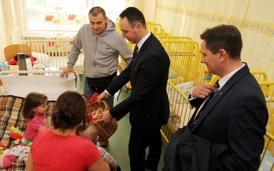 Wicemarszałek i prezydent rozdawali dzieci czekoladowe Mikołaje