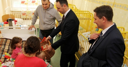 Wicemarszałek i prezydent rozdawali dzieci czekoladowe Mikołaje