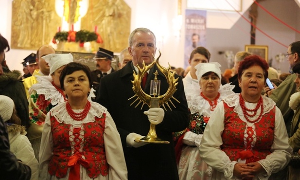 Stanisław Baczyński z relikwiarzem św. Faustyny w dniu beatyfikacji o. Michała