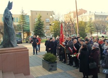 Po Mszy św. członkowie KIK modlili się przed katedrą pod pomnikiem patrona Kardynała Stefana Wyszyńskiego
