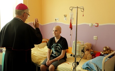 Spotkanie abp. Wiktora Skworca z chorymi dziećmi