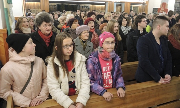 Mieszkańcy i goście parafii w Zarzeczu wypełnili kościół w poniedziałkowe popołudnie 7 grudnia